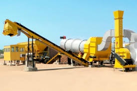 An asphalt mixing plant with its conveyor, silo and dryer drum.